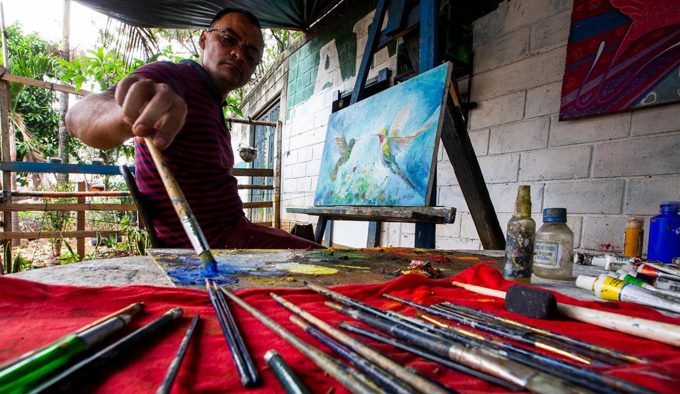 Este artista venezolano con su trabajo y dedicación se ganó la aceptación de los vecinos que hoy lo admiran y le colaboran. Foto: Julio César Herrera