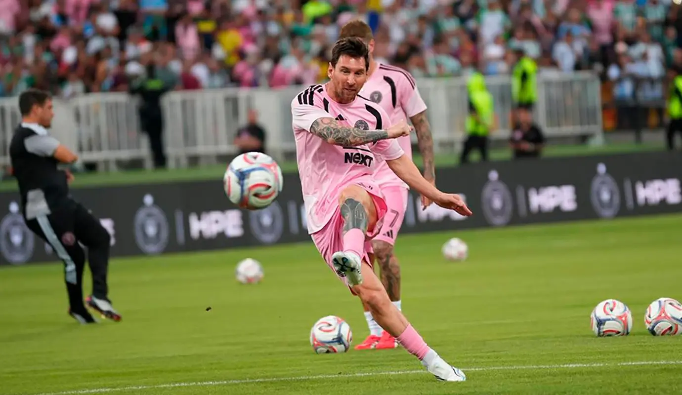 Al momento de su salida, el estadio volvió a rendirse a sus pies. Los asistentes corearon su nombre mientras el argentino, en gesto de agradecimiento, aplaudió y recorrió el centro del campo saludando a quienes llegaron para verlo. Foto: Camilo Suárez