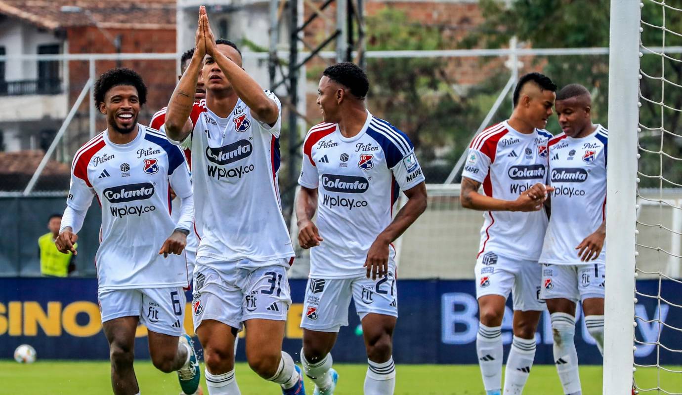 Solo iban seis minutos cuando el volante Diego Moreno, exEnvigado, recibió un pase de Brayan León Muñiz dentro del área y remató de zurda, con potencia, para poner el 1-0 del encuentro. Foto: Jaime Pérez