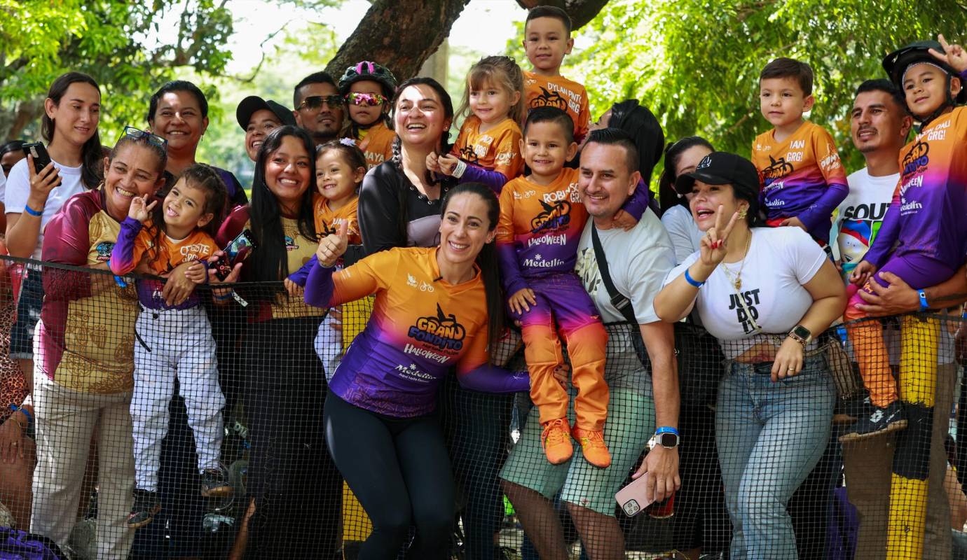 Mariana Pajón, reconocida mundialmente por su excelencia en el ciclismo BMX, compartió su pasión con los más pequeños, quienes disfrutaron de un día lleno de alegría y pasión deportiva. Foto: Manuel Saldarriaga Quintero.