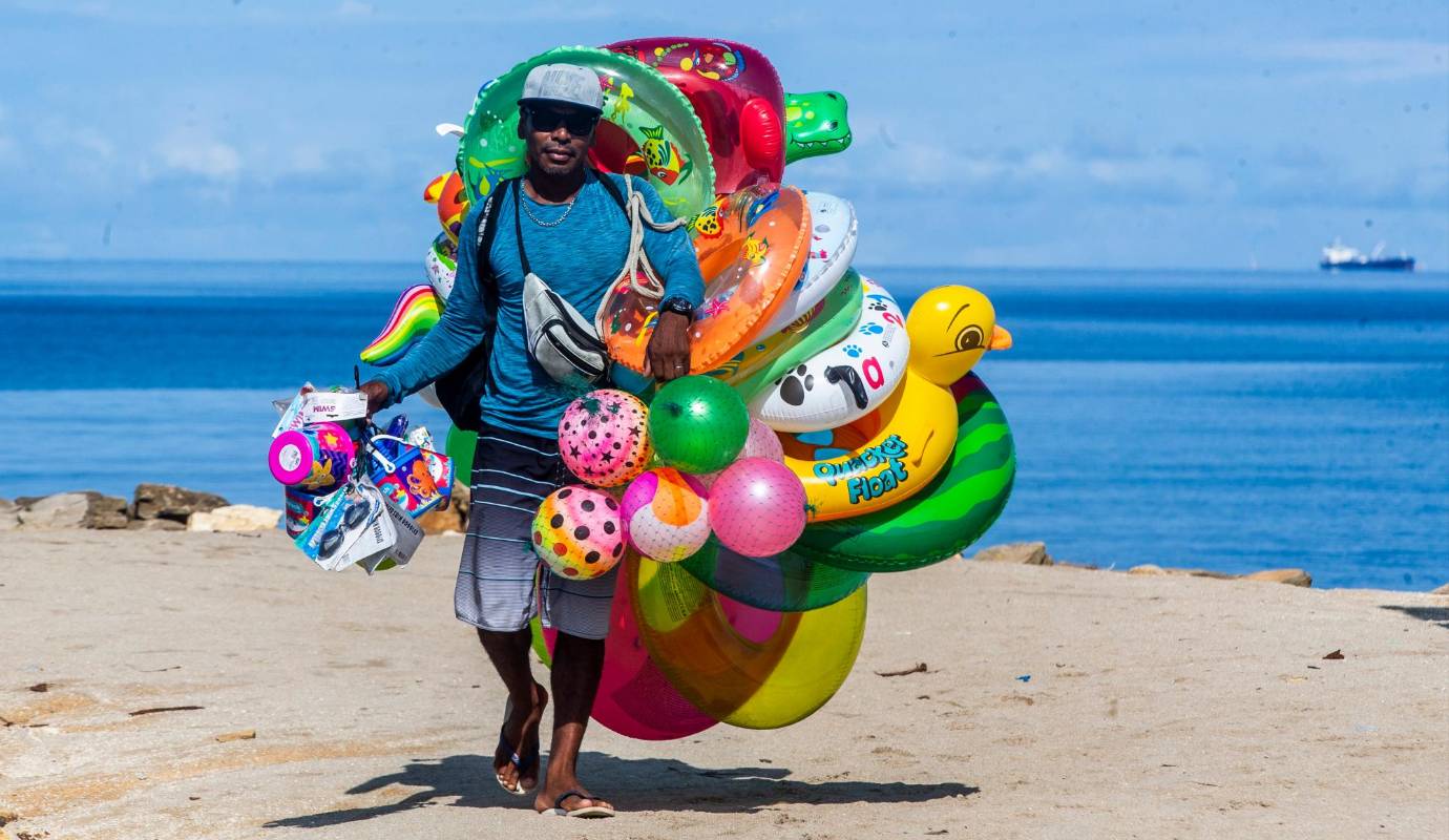 Con la llegada del turismo a las costas, los residentes aprovechan a comercializar productos o servicios que fortalecen la economía de los territorios. Foto Julio César Herrera. 