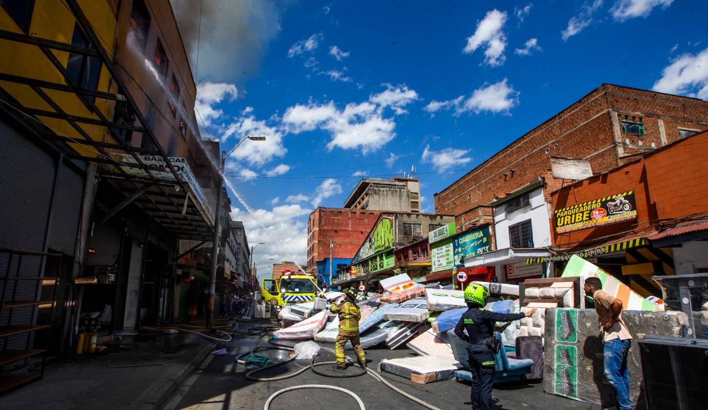 Bomberos de Medellín controlaron incendio en fábrica de colchones del Centro de Medellín. La conflagración se desató durante la mañana de este lunes y afectó a por lo menos otros tres edificios. Foto: Julio César Herrera