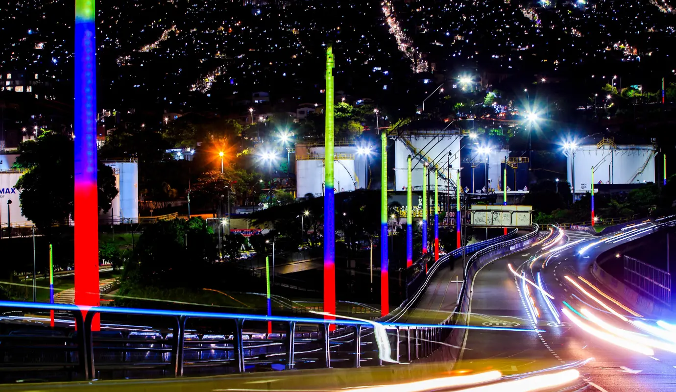 Esta innovación permite adaptar la iluminación a diferentes momentos del día, eventos especiales o fechas conmemorativas, generando ambientes más seguros, modernos y atractivos para la ciudadanía. Foto: Camilo Suárez Echeverry