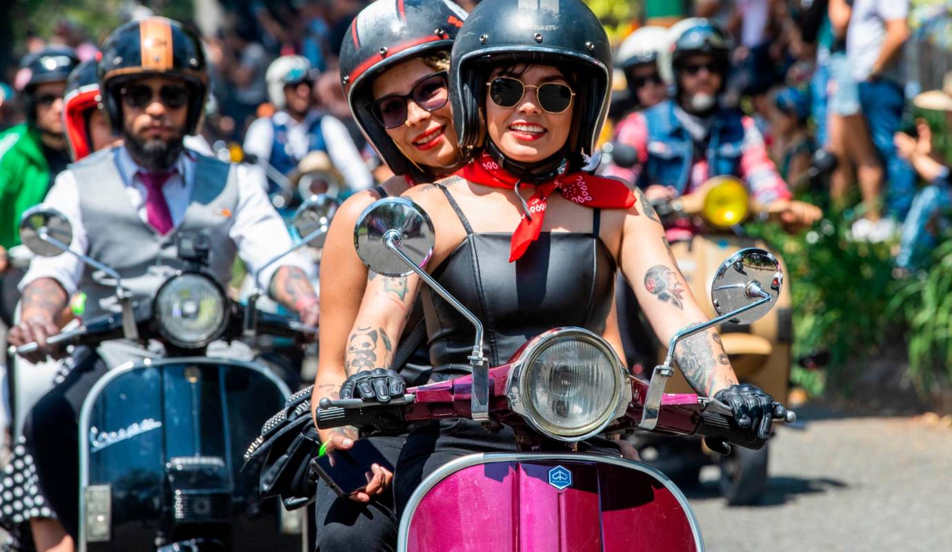 Las mujeres fueron protagonistas en el desfile no solo condujeron sus motocicletas sino que se vistieron con llamativas pintas de antaño. Foto: Esneyder Gutiérrez 