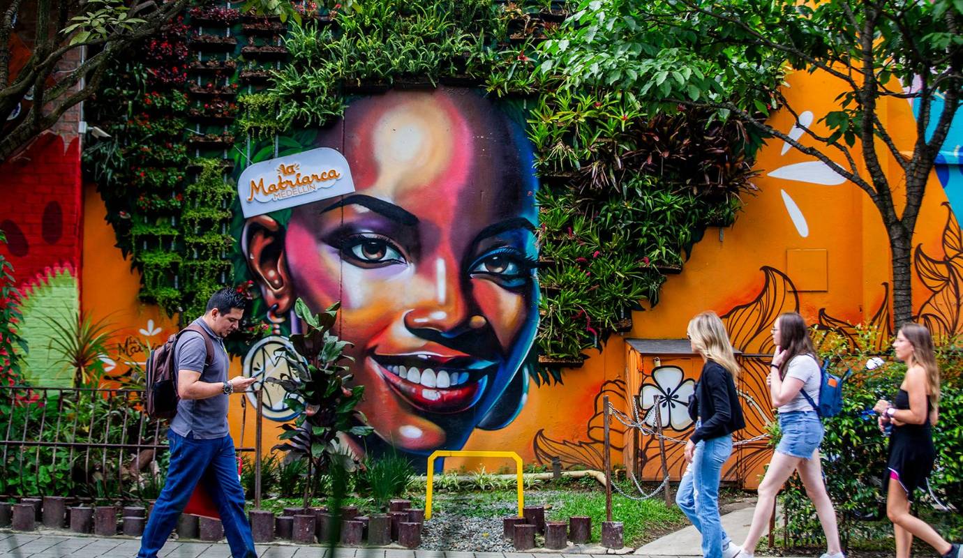 El Poblado, uno de los sectores más emblemáticos de Medellín, se viste de arte gracias al talento del artista urbano Fabian Higuita, conocido como FATE. Con sus vibrantes colores y trazos llenos de energía, FATE ha transformado las paredes de La Matriarca en un verdadero museo al aire libre, exaltando la riqueza cultural de nuestra región. Foto: Julio César Herrera