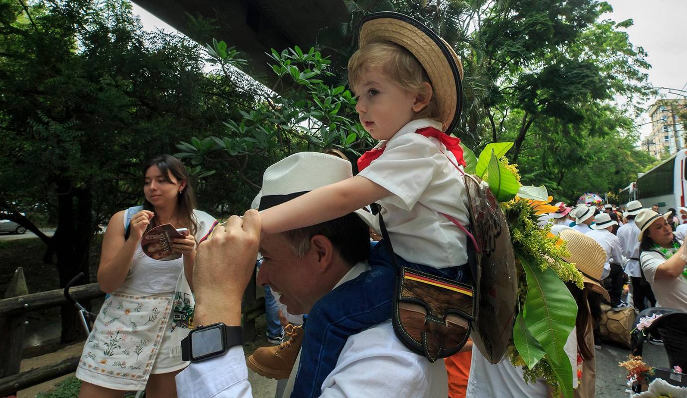 Con cada paso, los silleteritos en compañía de sus familiares demuestran que el legado no solo perdura, sino que se revitaliza con cada nueva generación. Foto: Camilo Suárez Echeverry