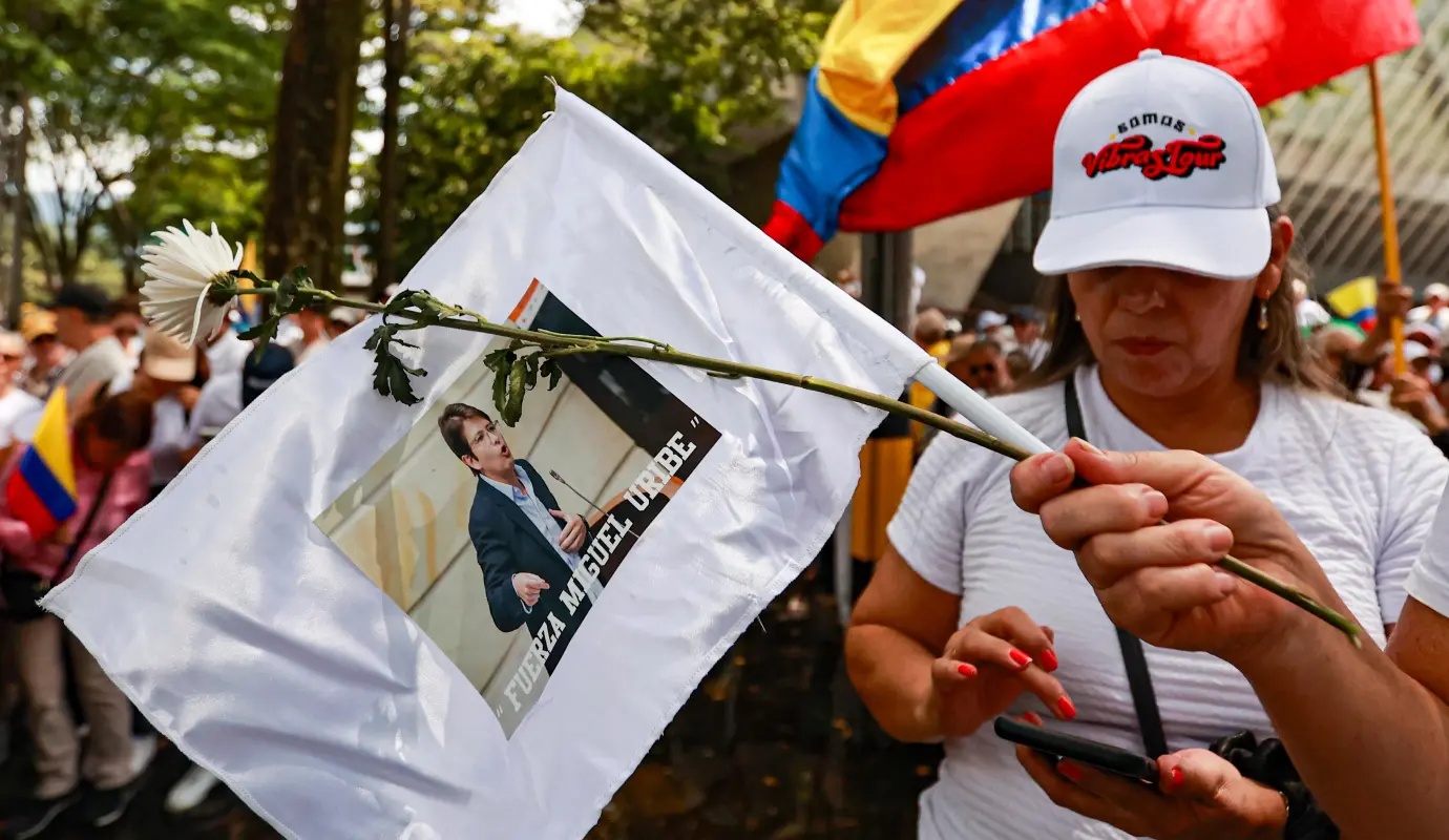 Frases como “ Fuerza Miguel Uribe” se leían y se escuchaban con gran clamor por los marchantes. Foto: Manuel Saldarriaga Quintero.