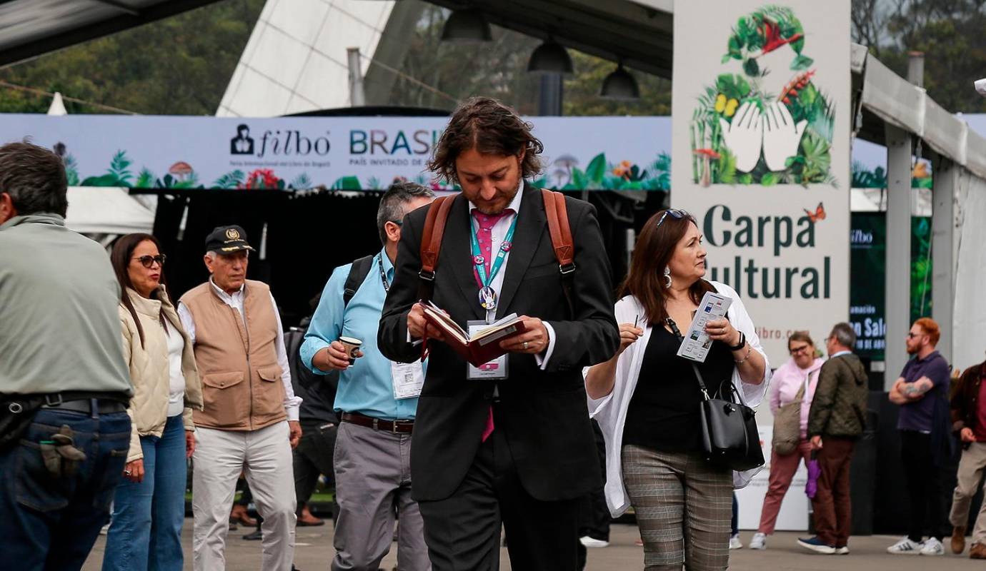 Miles de amantes de la literatura se reúnen en Corferias para disfrutar de una amplia programación que incluye presentaciones de libros, conversatorios con autores nacionales e internacionales, talleres, exposiciones, espectáculos artísticos y mucho más. Foto: Colprensa