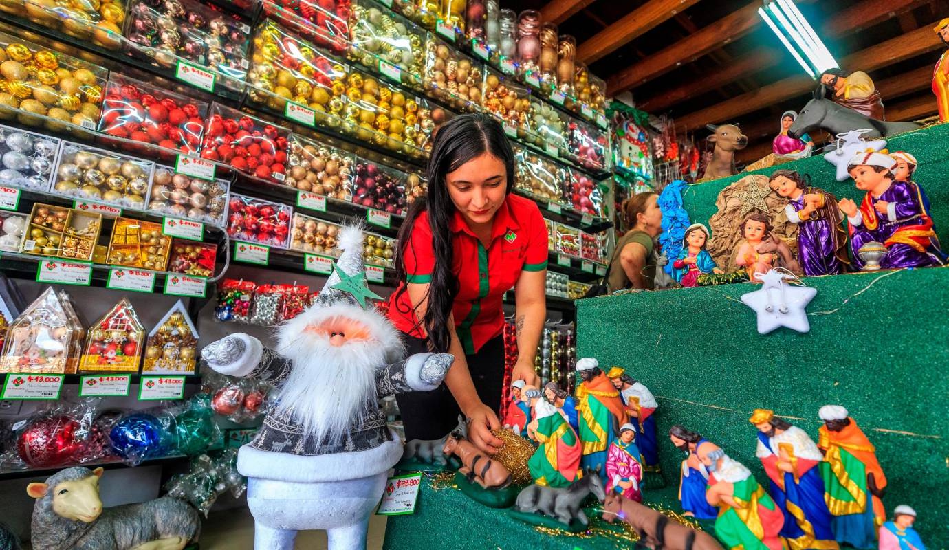 La temporada navideña resulta fundamental para los comerciantes formales e informales. Foto: Camilo Suárez Echeverry