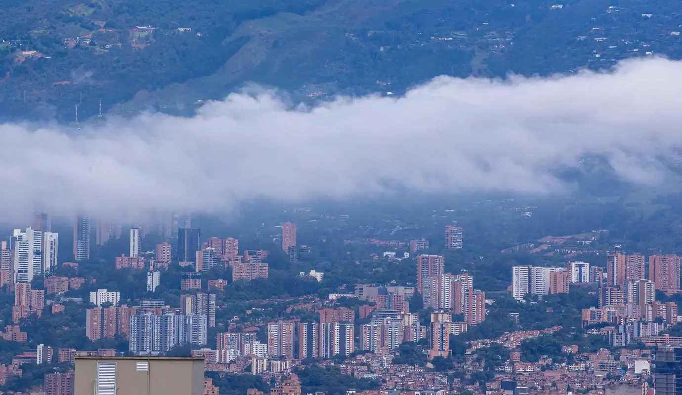 La interacción directa entre la arquitectura residencial y las condiciones meteorológicas se ha convertido en una característica distintiva del paisaje urbano de Medellín y otros municipios aledaños. Foto: Juan Antonio Sánchez