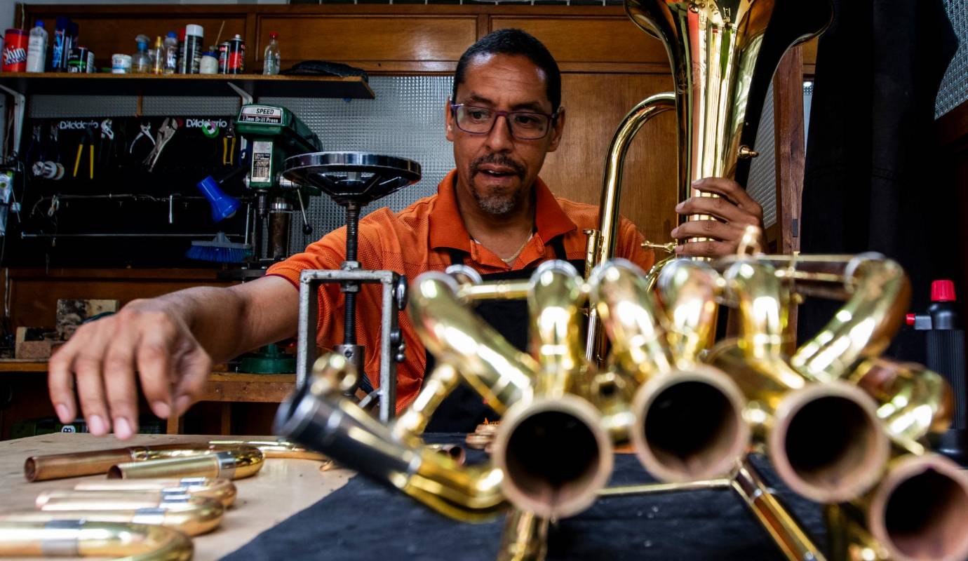 Sergio, con sus manos curtidas y su mirada penetrante, es un maestro en la construcción y restauración de instrumentos musicales, un guardián de la tradición que se niega a dejar morir el legado de los antiguos artesanos. Foto: Julio César Herrera