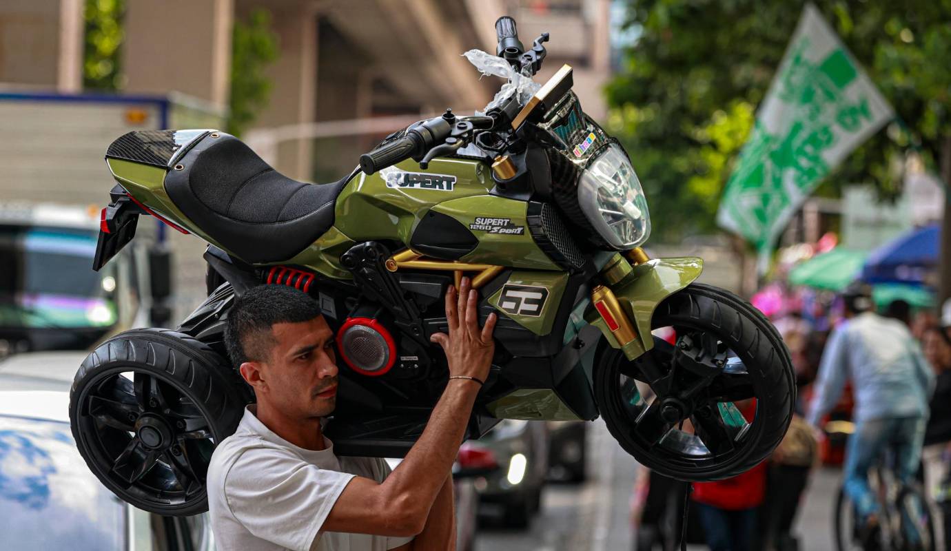 Entre los productos más buscados destacan los juguetes, ropa y artículos tecnológicos, esenciales para cumplir los deseos de los más pequeños en la noche de Navidad. Foto: Manuel Saldarriaga Quintero.