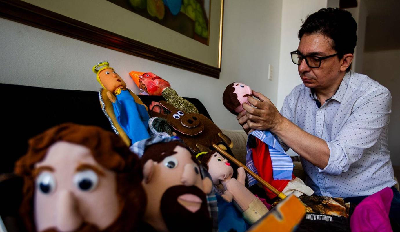 Jorge Iván Echavarría lleva 30 años contando cuentos. Pero no cualquier tipo de cuentos, sino fábulas y adaptaciones de cuentos clásicos que emulan fragmentos de la palabra de Dios. Foto: Julio César Herrera