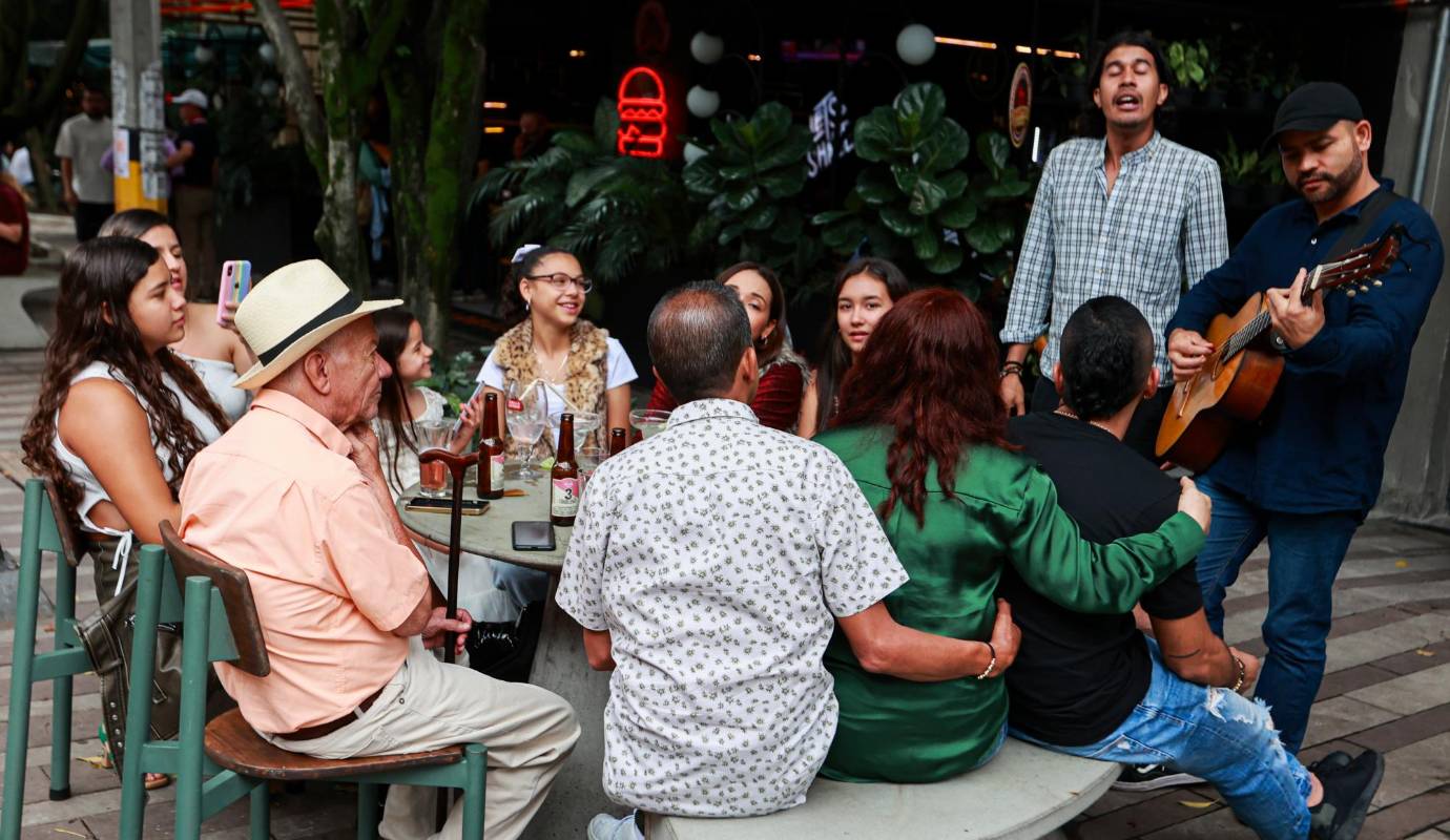 Almuerzos y cenas especiales: Las familias se reunieron en restaurantes o prepararon en casa una comida especial para celebrar esta fecha tan especial. Foto: Manuel Saldarriaga Quintero.