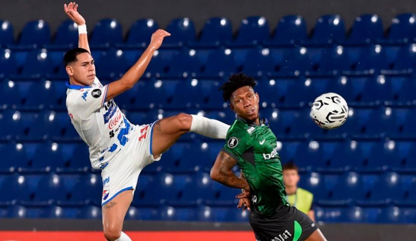 Como si fuera poco, el equipo se volvió a quedar con 10 hombres y el que se hizo expulsar fue Joan Castro, futbolista que ya había sido expulsado en un duelo de Liga ante Águilas. Foto: AFP 