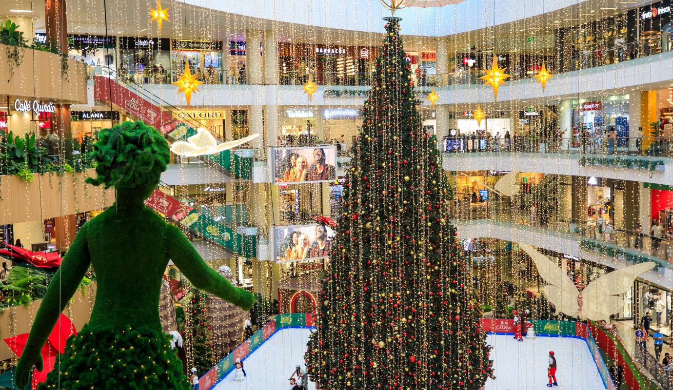 Centro comercial Santafé. Sus árboles gigantes, pistas de patinaje, presentaciones artísticas y espectáculos luminosos amplían la oferta para quienes buscan disfrutar de un ambiente festivo sin salir de la ciudad. Foto: Camilo Suárez Echeverry