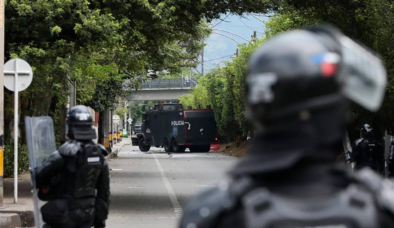 La Avenida Regional quedó bloqueada varias horas de este martes a la altura del Politécnico Jaime Isaza Cadavid por cuenta de una nueva jornada de protestas. Foto: Carlos Velásquez