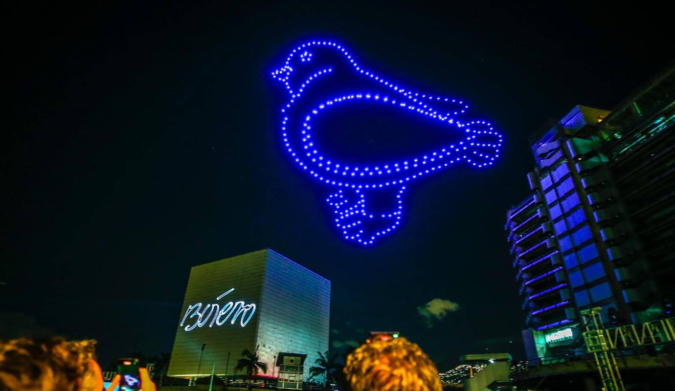 La noche de este jueves, miles de ciudadanos se congregaron en Parques del Río para presenciar este tradicional evento, que este año tiene como temática “Medellín: un pesebre de luz”. Foto: Camilo Suárez