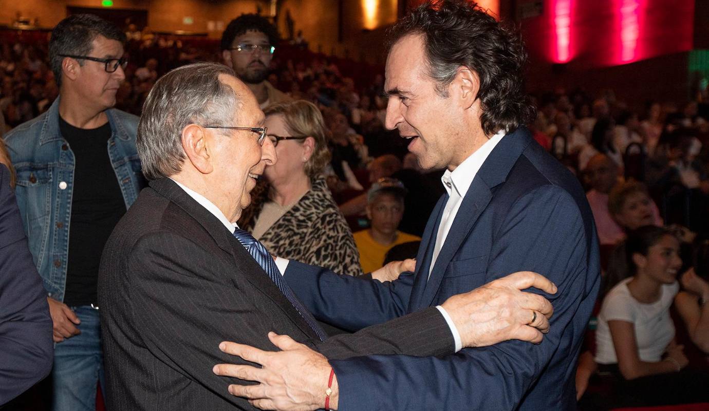 Juan Gómez Martínez y el alcalde de Medellín Federico Gutiérrez. Corazón inmenso busca reconectar a los antioqueños con valores como la solidaridad, el respeto, la empatía y el orgullo por lo que somos y hacemos. Foto: Esneyder Gutiérrez