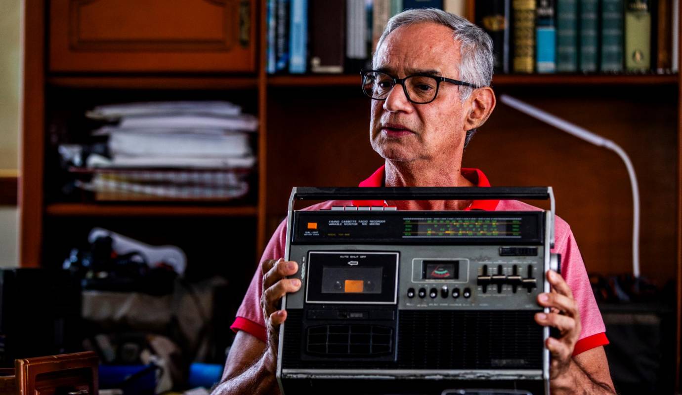 Don Francisco Javier Mejía es un jubilado del sector constructor que siempre sintió esa fascinación por la radio, no solo por el logro tecnológico que representa, sino también por su poder de transformar la sociedad. Foto: Julio César Herrera.