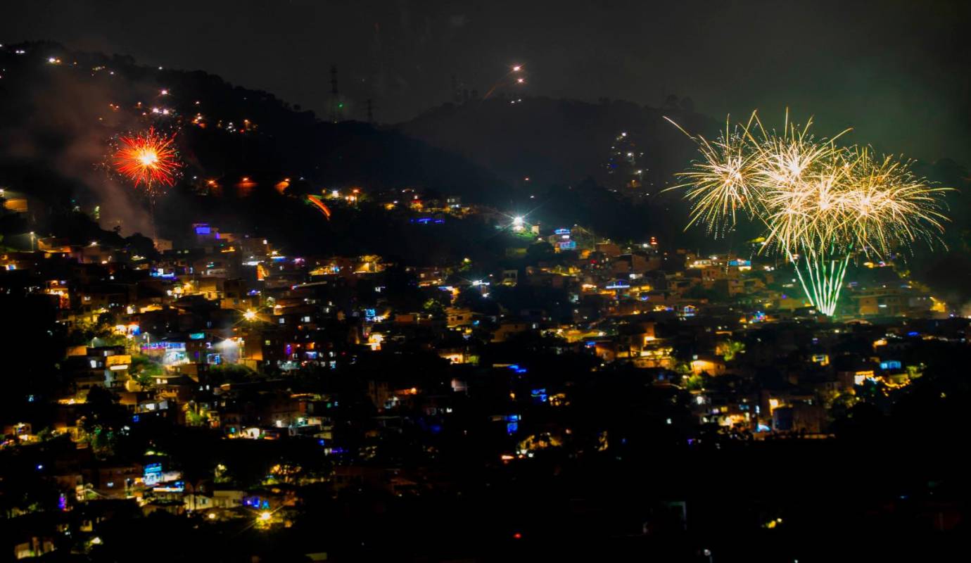 Pese a las campañas de prevención realizadas por las autoridades, miles de juegos pirotécnicos y pólvora, son quemados en Medellín y el área metropolitana para dar la bienvenida a la navidad. Foto: Juan Antonio Sánchez