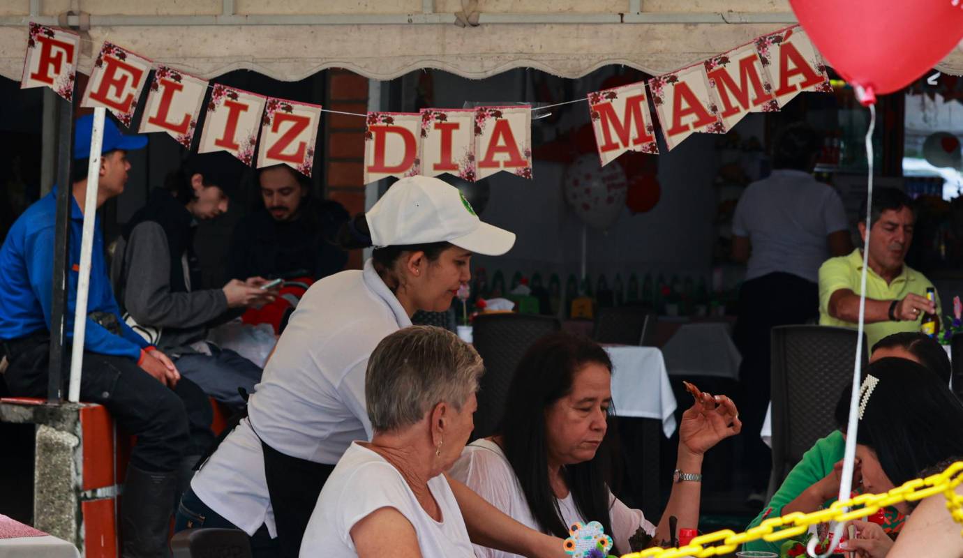 En parques y centros comerciales se organizaron eventos con música en vivo, actividades para niños y shows especiales para las madres. Foto: Manuel Saldarriaga Quintero.