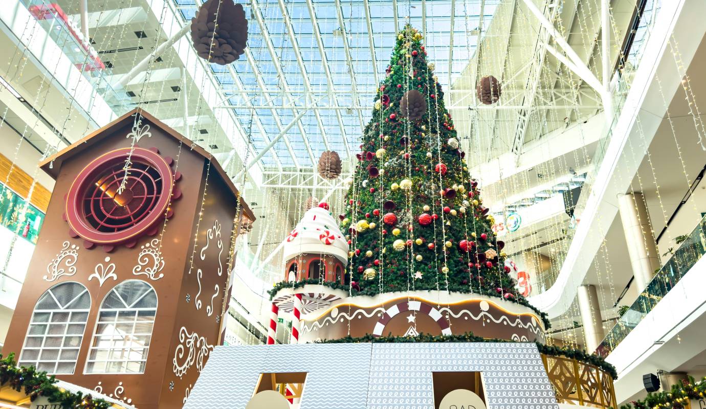Centro comercial Viva Envigado. La competencia es feroz y beneficia al consumidor, cada centro comercial se esfuerza por presentar el Árbol de Navidad más impactante, las decoraciones temáticas más innovadoras y las atracciones familiares más atractivas. Foto: Camilo Suárez Echeverry