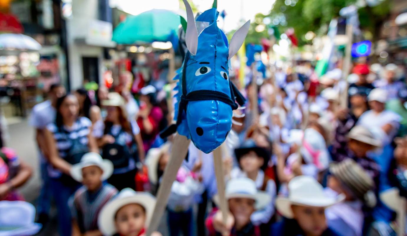 Los niños desfilan en sus caballitos de palo por el centro de la ciudad, una forma de vincular los más pequeños a la Feria de las Flores 2023.. Foto: Esneyder Gutiérrez