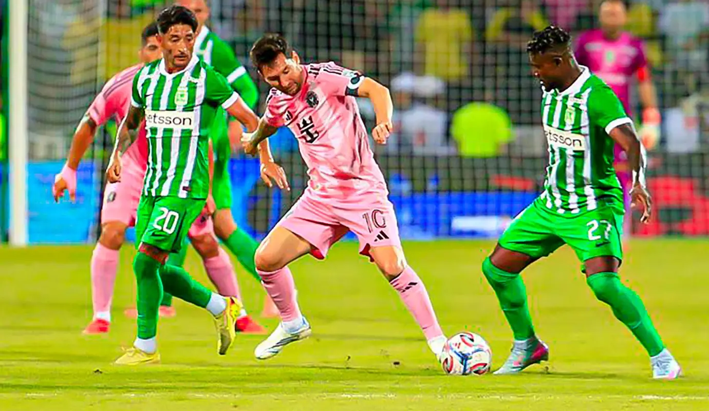 El Estadio Atanasio Girardot se vistió de gala para recibir, una vez más, al que muchos consideran el mejor futbolista de todos los tiempos. Lionel Messi regresó a la capital antioqueña y, como era de esperarse, desató una “Messimanía” que desbordó las tribunas. Foto: Camilo Suárez