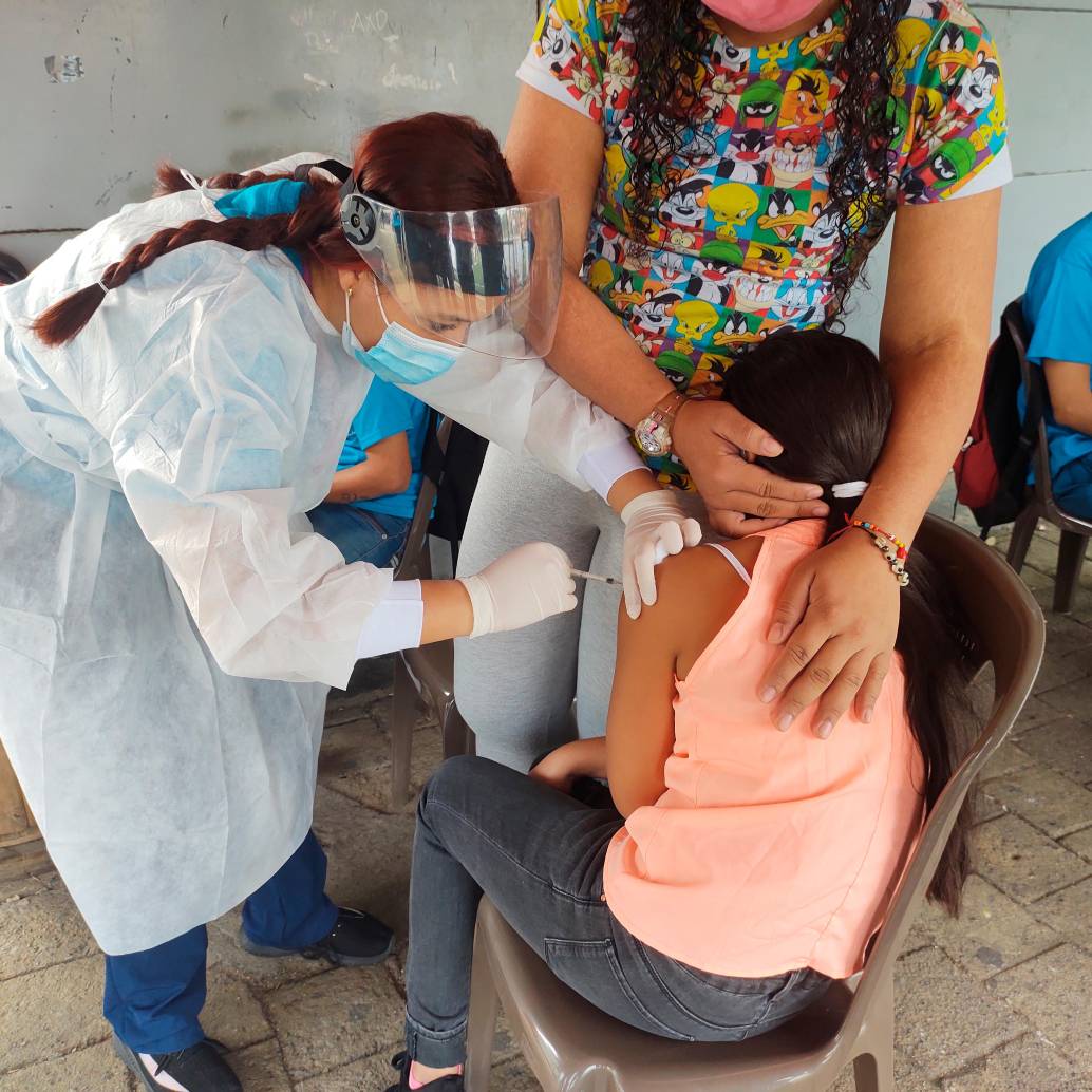 Las autoridades recomiendan seguir las indicaciones de los médicos y cumplir con los esquemas de vacunación. Foto: EL COLOMBIANO.