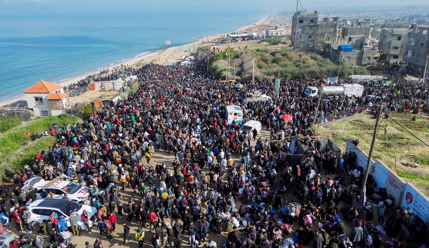 Miles de palestinos vuelven a Gaza tras el alto el fuego