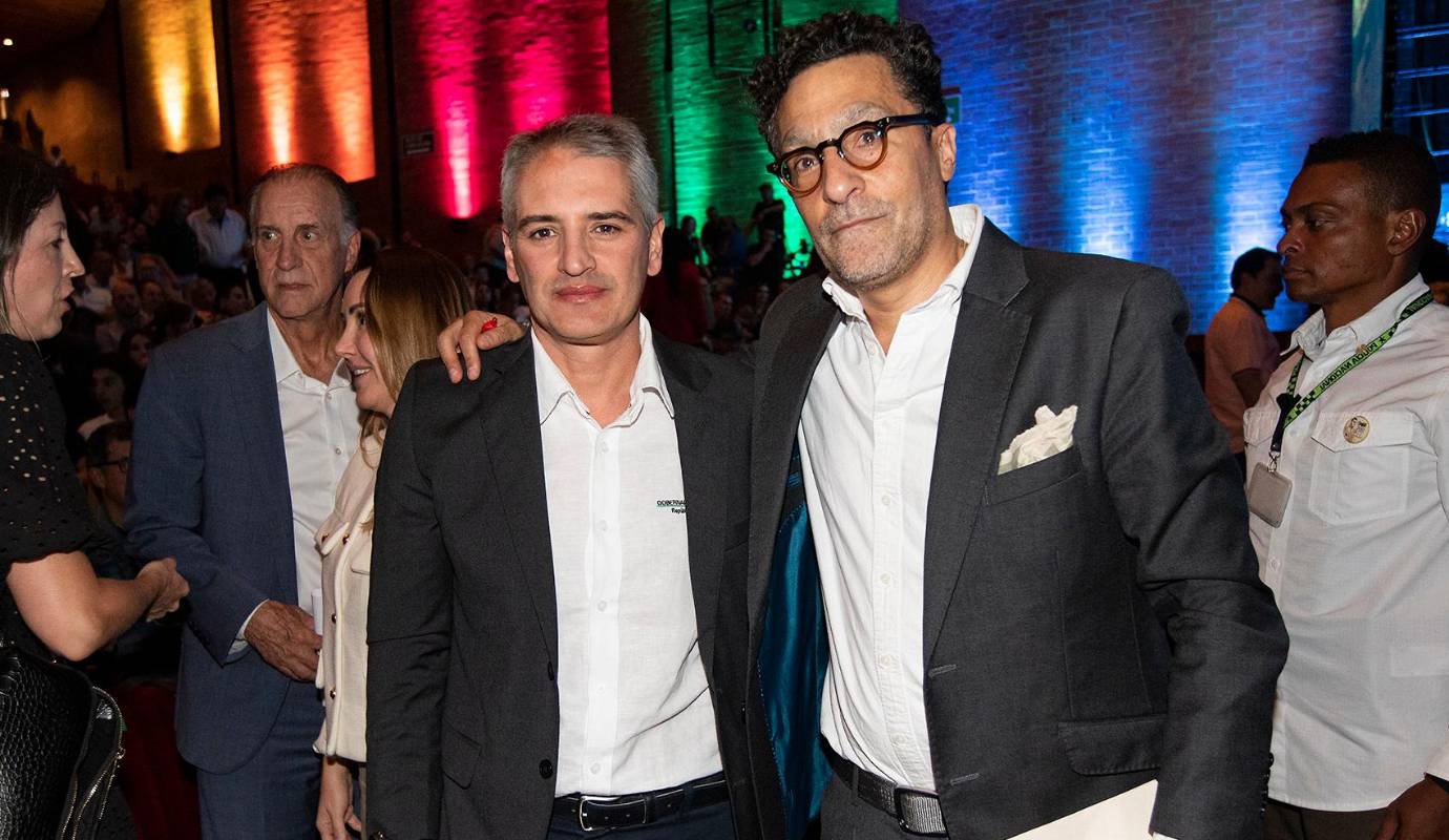 El Gobernador de Antioquia Andrés Julián Rendón e Ignacio Gaitán. Los asistentes tuvieron la oportunidad de escuchar en vivo Corazón de imán, la canción escrita por Juanes y el periodista Juan Mosquera con el fin de crear un himno de amor por Medellín. Foto: Esneyder Gutiérrez