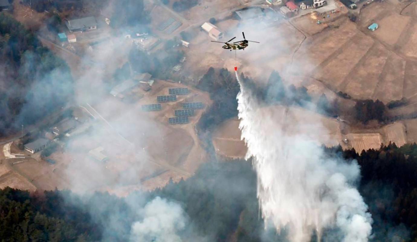 Las condiciones climáticas adversas, han dificultado los esfuerzos por controlar el incendio. A pesar de la intensa labor de los equipos de emergencia, el fuego sigue avanzando, amenazando a más comunidades y generando una situación crítica en la región. Foto: AFP