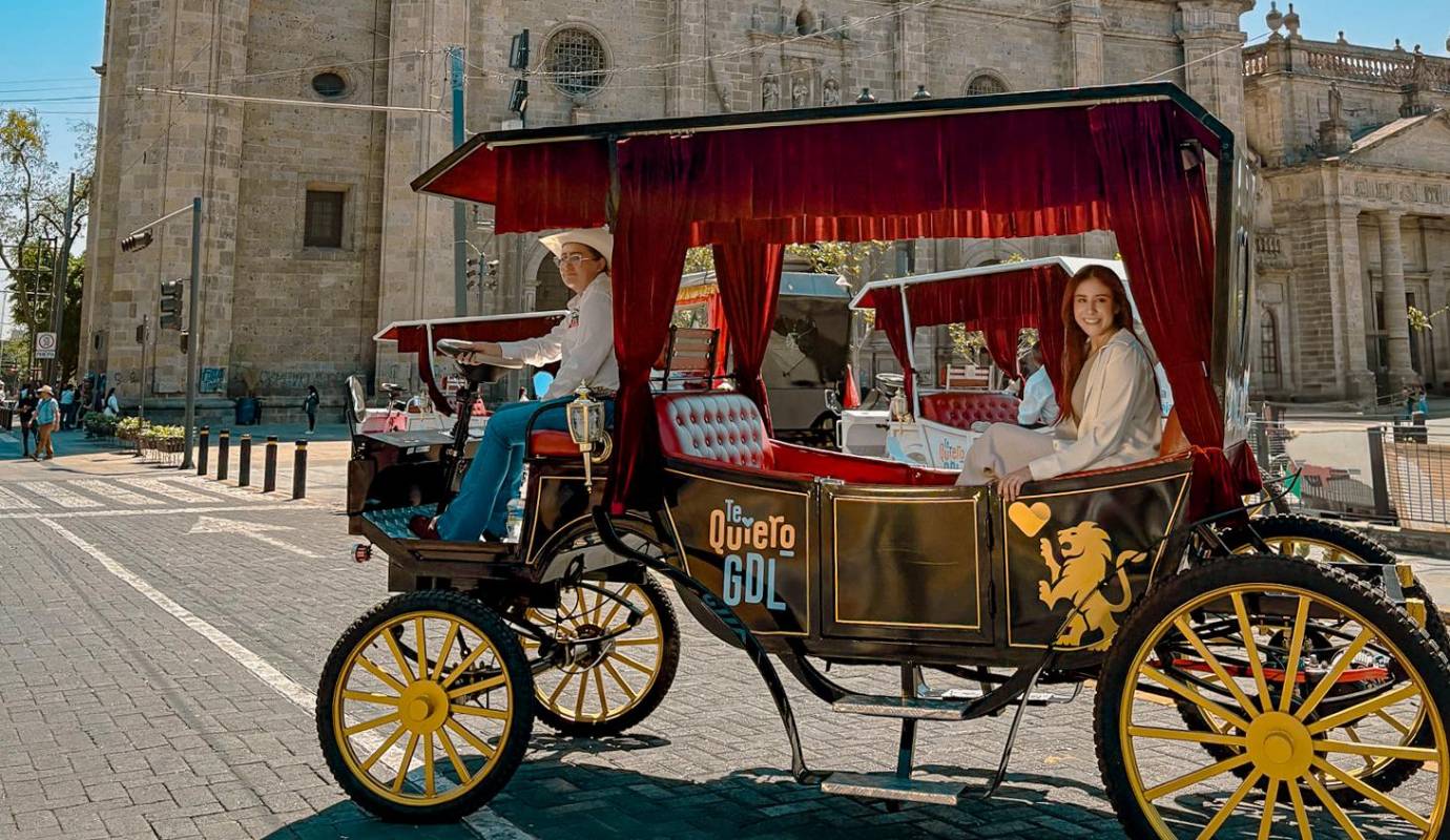 Los paseos en calandria son una tradición en Guadalajara. Estos pintorescos carruajes de alquiler, nombrados así por su parecido con el ave, ofrecen recorridos de aproximadamente 45 minutos por el Centro Histórico. Foto: Oficina de Visitantes y Convenciones de Guadalajara