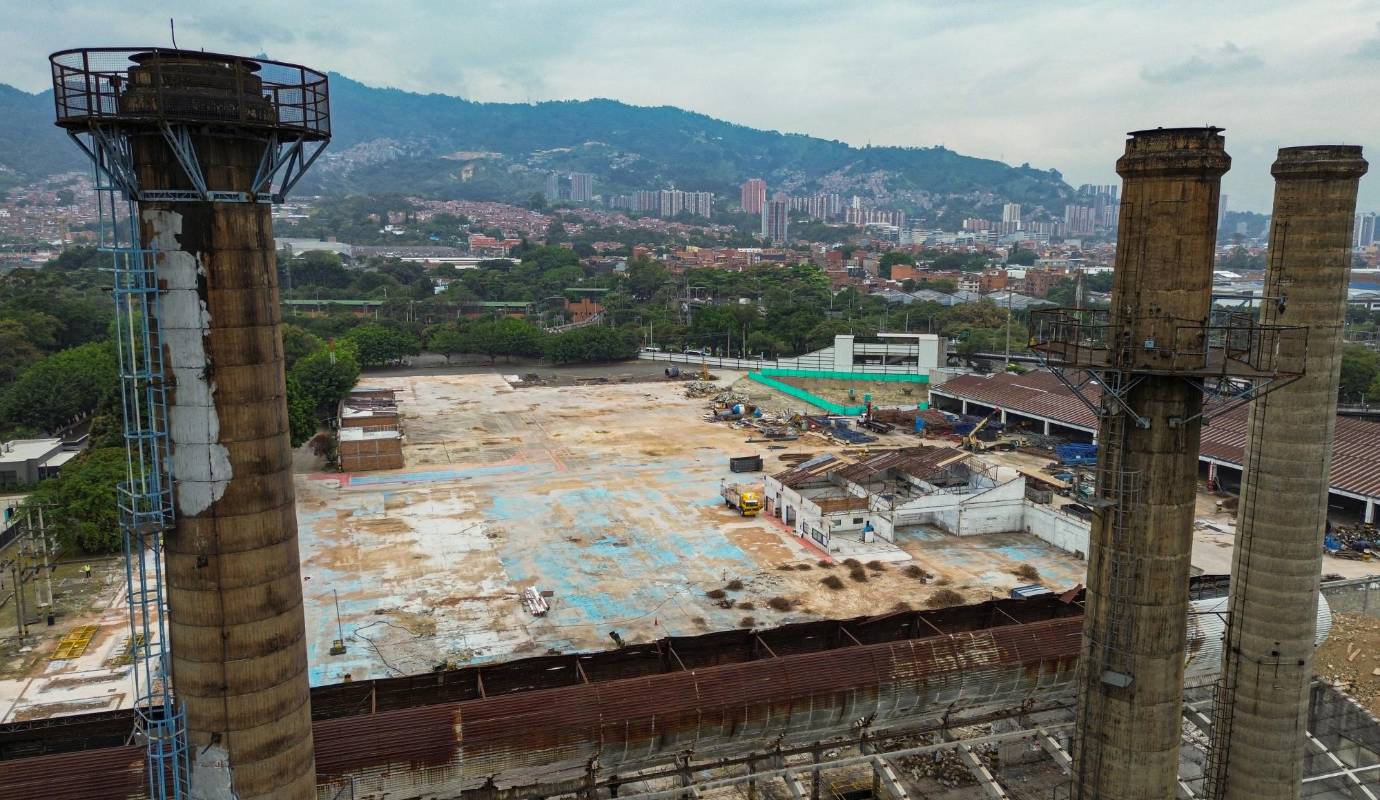El problema es que ahora habitantes del municipio, urbanistas, personas del sector cultural y defensores del patrimonio están preocupados porque, aunque en un principio todo parecía dado para que las emblemáticas chimeneas de Peldar se conservaran como patrimonio industrial. Foto: Manuel Saldarriaga Quintero.
