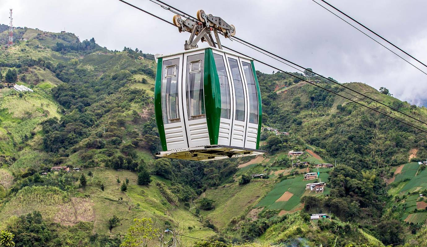 Desde el 5 de febrero de 2024 el teleférico que unía a las dispersas casas que se ven encaramadas en esa montaña al lado de la vía a Santa Fe de Antioquia se encuentra inhabilitado, lo que ha traído grandes perjuicios a la comunidad. Foto: Juan Antonio Sánchez