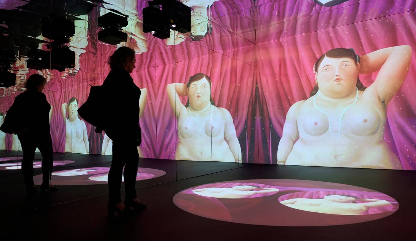 Desde pinturas al óleo y esculturas hasta dibujos y acuarelas, la exposición abarca todas las facetas del trabajo de Botero. Sus icónicas figuras voluptuosas, llenas de curvas y volumen, cobran vida en las salas del museo, transportando al espectador a un universo estético inconfundible. Foto: AFP
