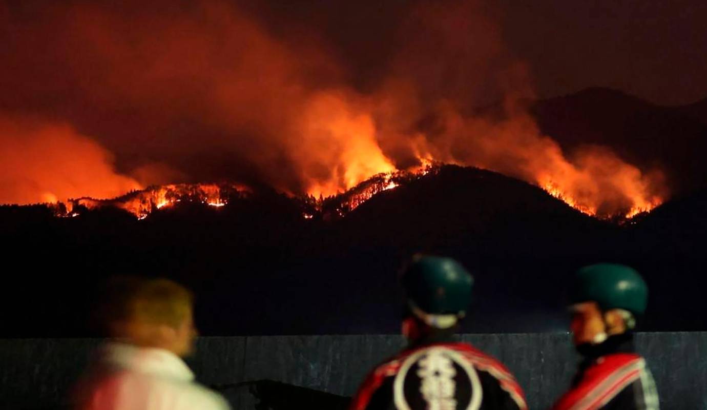 Ante la magnitud del siniestro, las autoridades han emitido nuevas órdenes de evacuación que han afectado a 4.600 personas, quienes han sido trasladadas a doce centros de refugio temporales. Foto: AFP