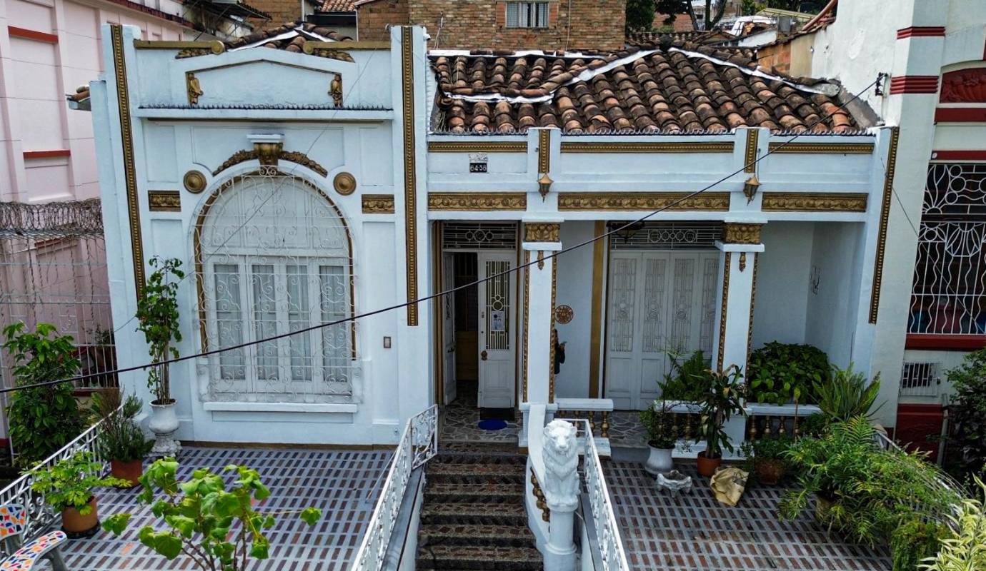 Inspirados por sus viajes a Europa, las elites de Medellín plasmaron en las fachadas de Prado centro su visión de un mundo cosmopolita y refinado. Foto: Manuel Saldarriaga Quintero.