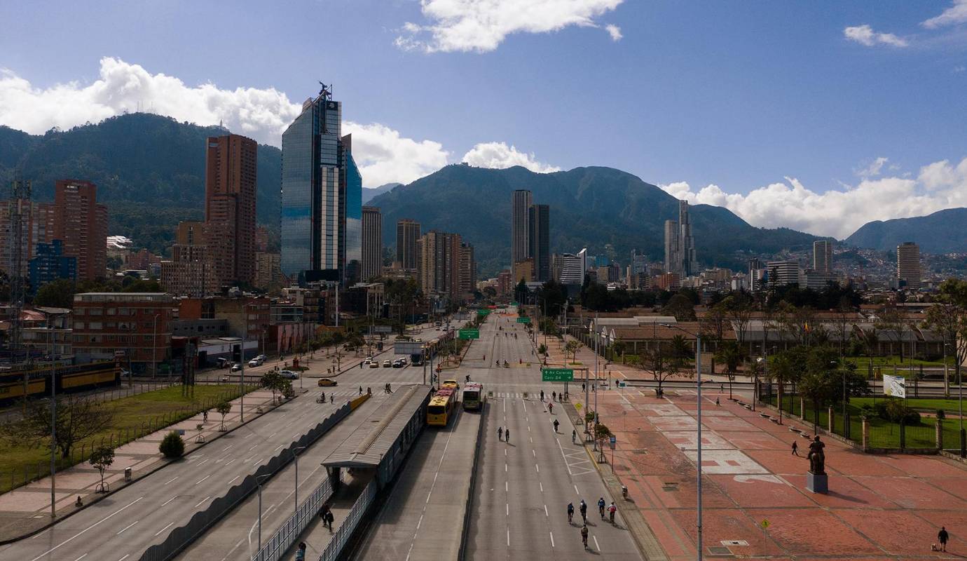 Este jueves 6 de febrero de 2025, Bogotá experimenta una nueva jornada del Día sin Carro y sin Moto, una iniciativa que busca fomentar el uso del transporte público y la movilidad sostenible. Desde las 5:00 am hasta las 9:00 pm, los vehículos particulares y motocicletas no podrán circular en la ciudad, dando paso a medios de transporte alternativos. Foto: AFP