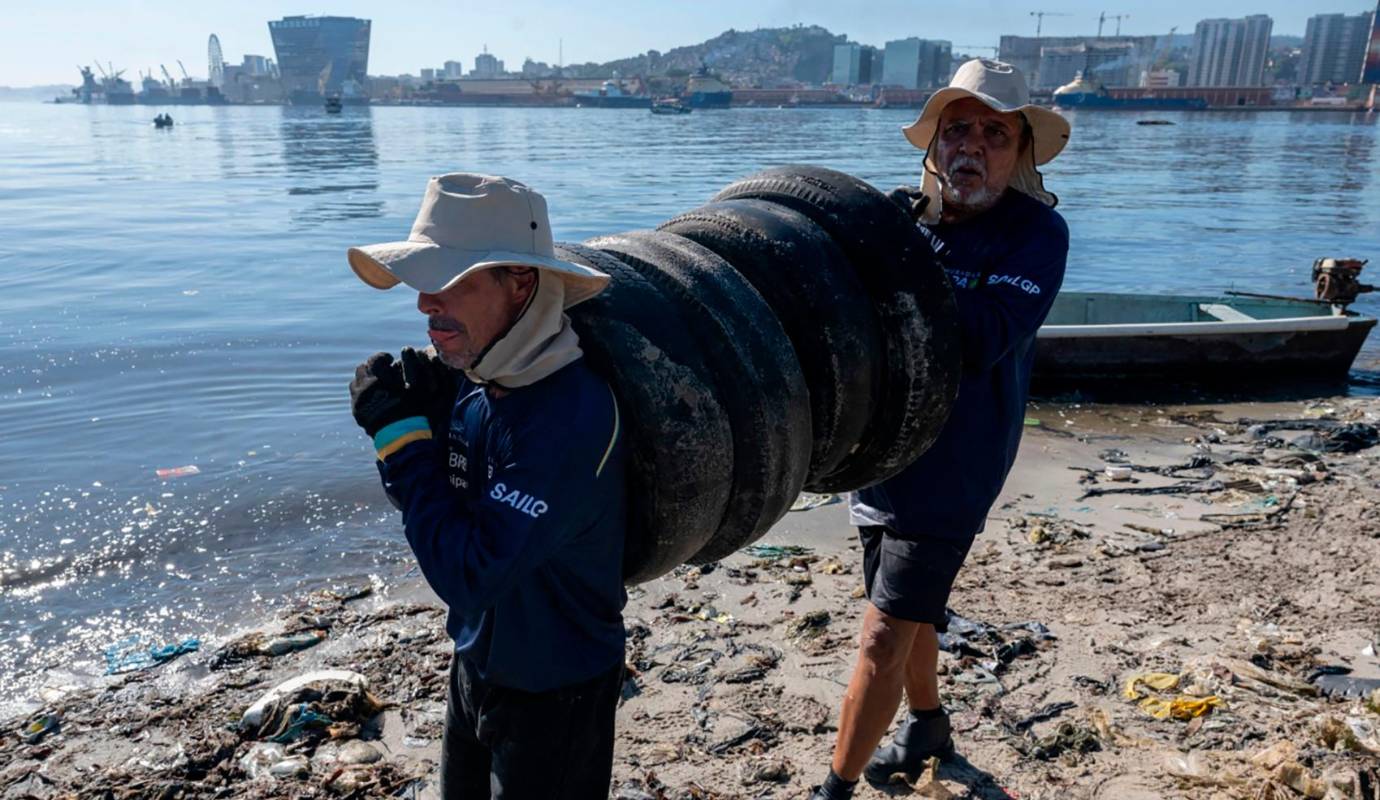 En un esfuerzo por mitigar este impacto ambiental, pescadores, voluntarios, miembros de la empresa social Nas Mares y del equipo Mubadala Brazil SailGP Team se unieron para retirar más de cuatro toneladas de desechos acumulados en las playas de la isla de Pombeba. Foto: AFP