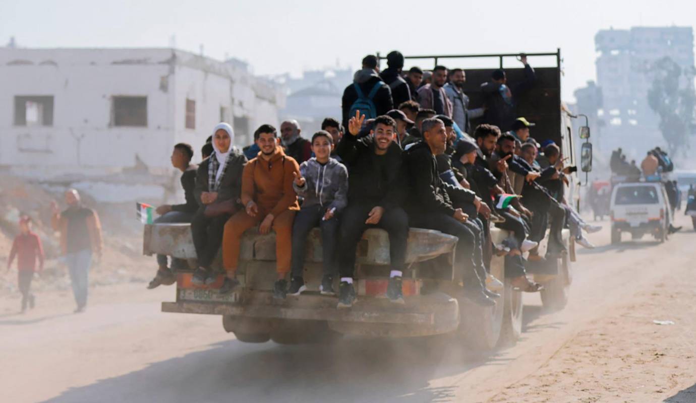 Miles de palestinos vuelven a Gaza tras el alto el fuego