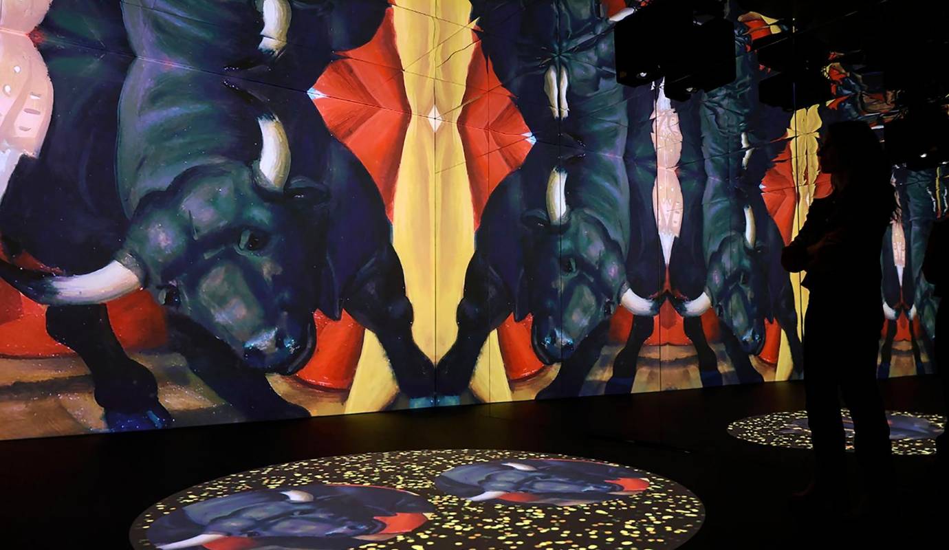 La exposición se divide en diez secciones temáticas que exploran diferentes aspectos de la obra de Botero. Desde sus inicios en Medellín, pasando por su etapa en Europa, hasta sus últimas creaciones, la muestra ofrece un recorrido cronológico que permite apreciar la evolución de su estilo y su constante búsqueda de la perfección formal. Foto: AFP