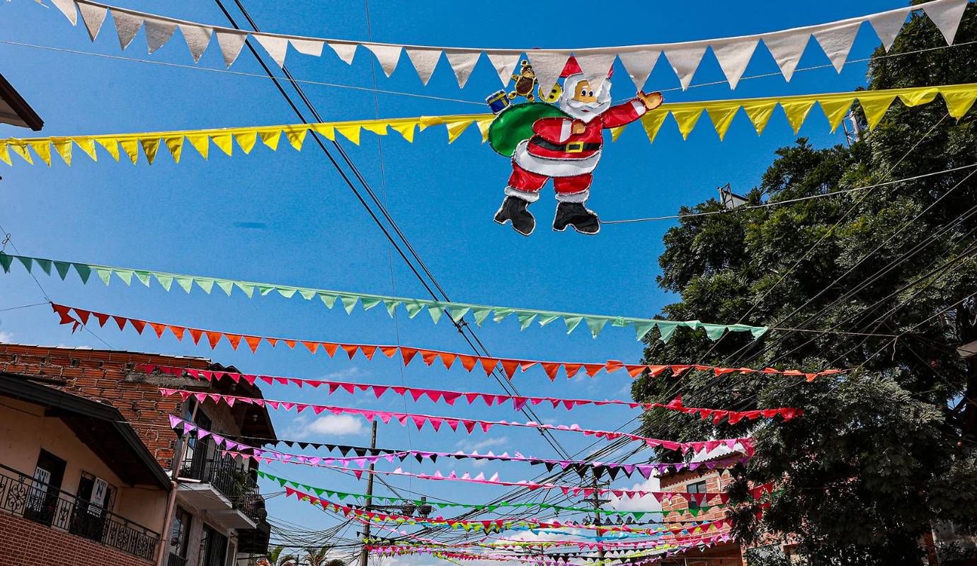 Este símbolo emblemático de la Navidad paisa, que alcanzó su auge en las décadas de los 70 y 80, no solo iluminaba las calles, sino que fortalecía los lazos comunitarios al reunir a los vecinos en torno a su elaboración. Foto Manuel Saldarriaga Quintero 