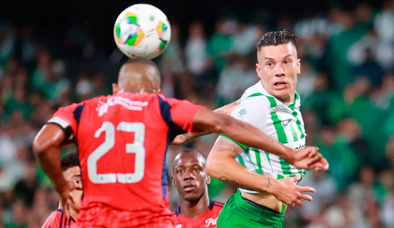 Con el marcador en contra, Alejandro Restrepo, director técnico del DIM movió sus fichas, buscando variantes en el ataque para intentar descontar y aferrarse a un milagro. Sin embargo, el esfuerzo fue tardío. Foto: Manuel Saldarriaga Quintero