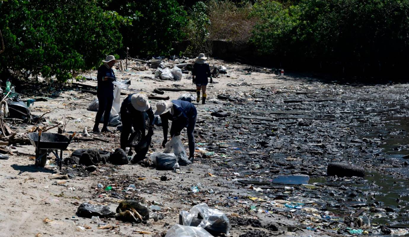 El equipo de limpieza trabajó arduamente para recuperar parte de este ecosistema, recogiendo manualmente toneladas de residuos y concienciando sobre la necesidad de un mayor compromiso ambiental. Foto: AFP