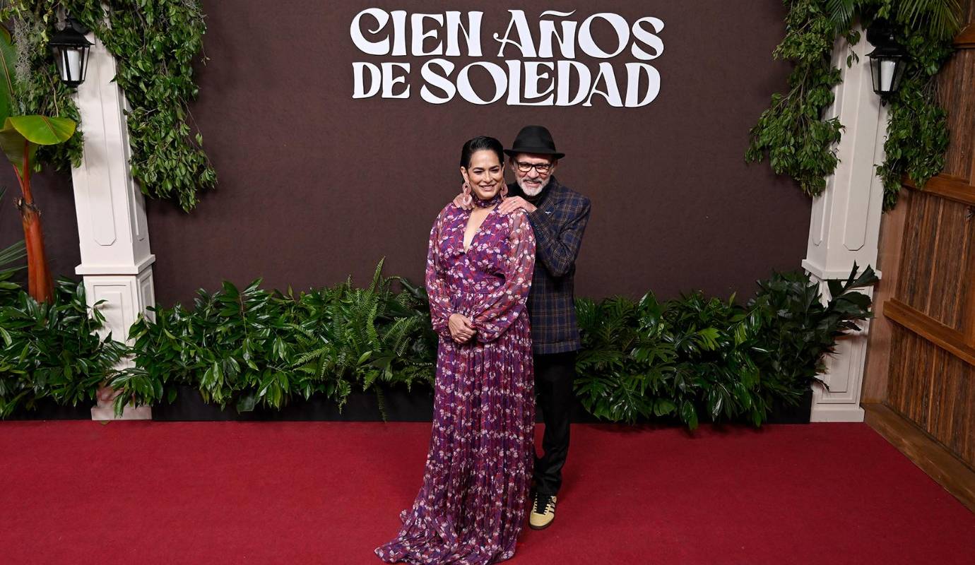 La actriz cubana Jacqueline Arenal y el actor colombiano Jairo Camargo posan en la alfombra roja a su llegada al estreno de la serie de televisión “Cien años de soledad”. Foto: AFP
