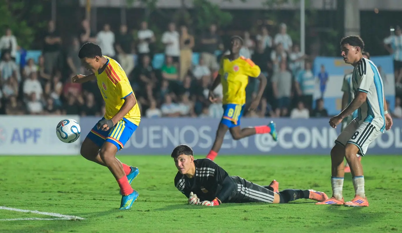 Colombia, apostando al contragolpe, intentó en los primeros minutos del periodo inicial hacer la diferencia ante un rival que se mostró más ambicioso en ataque, pero que luego perdió fuerza ante la reacción de los pupilos del entrenador Freddy Hurtado. Foto: AFP