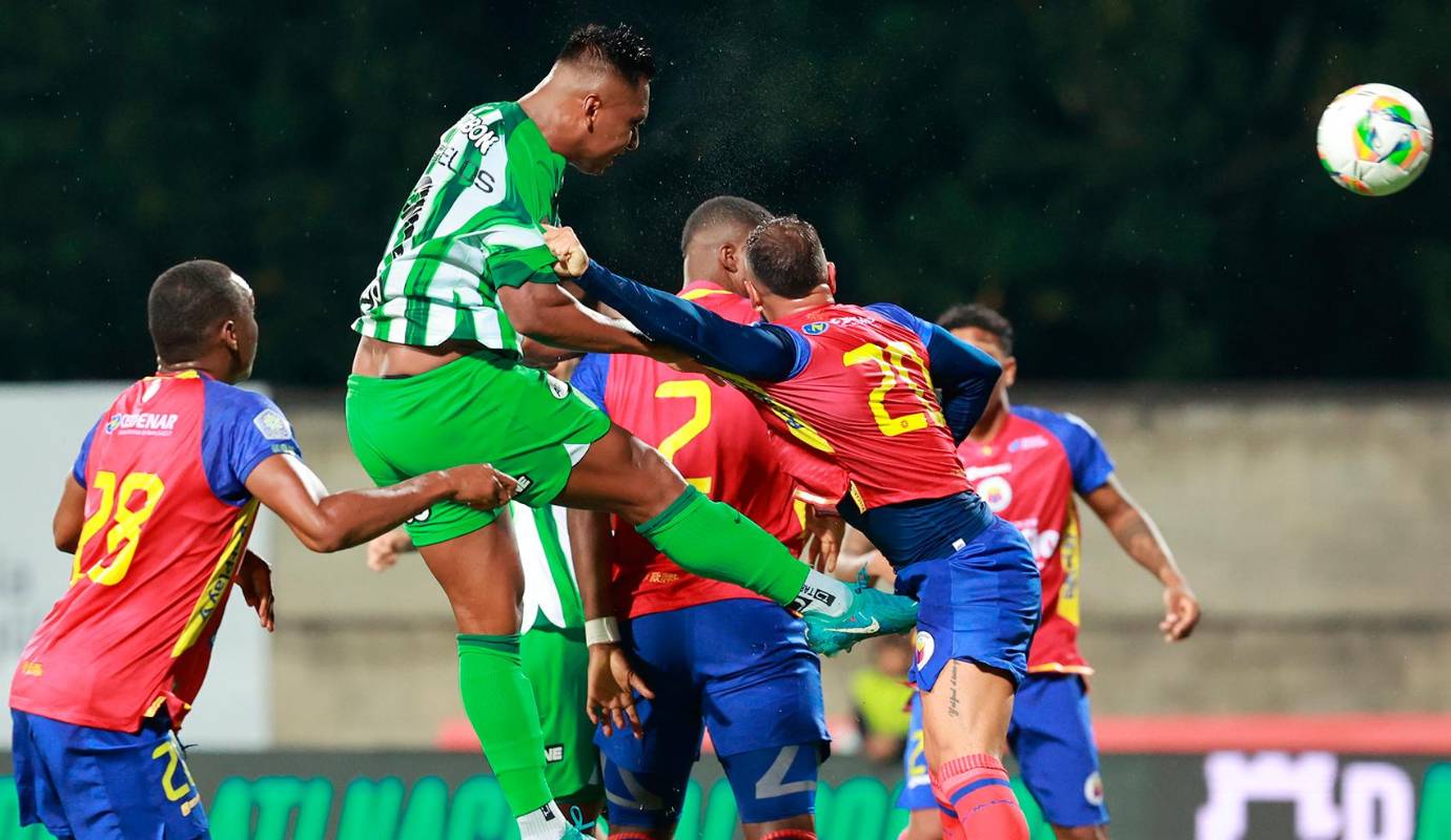 El encuentro entre Nacional y Pasto se vivió con gran intensidad desde el primer minuto. Ambos equipos salieron a buscar la victoria, pero fueron los verdolagas quienes lograron imponer su ritmo de juego y generar las mejores oportunidades de gol. Foto: Manuel Saldarriaga Quintero