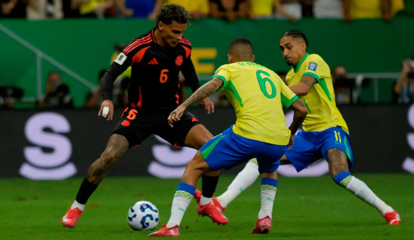 En un encuentro vibrante, la Tricolor luchó con entrega y sacrificio, pero un desafortunado desvío en Jéfferson Lerma permitió que el remate de Vinicius Júnior terminara en el fondo de la red, sentenciando la victoria de Brasil en el minuto 90+8. Foto: FCF